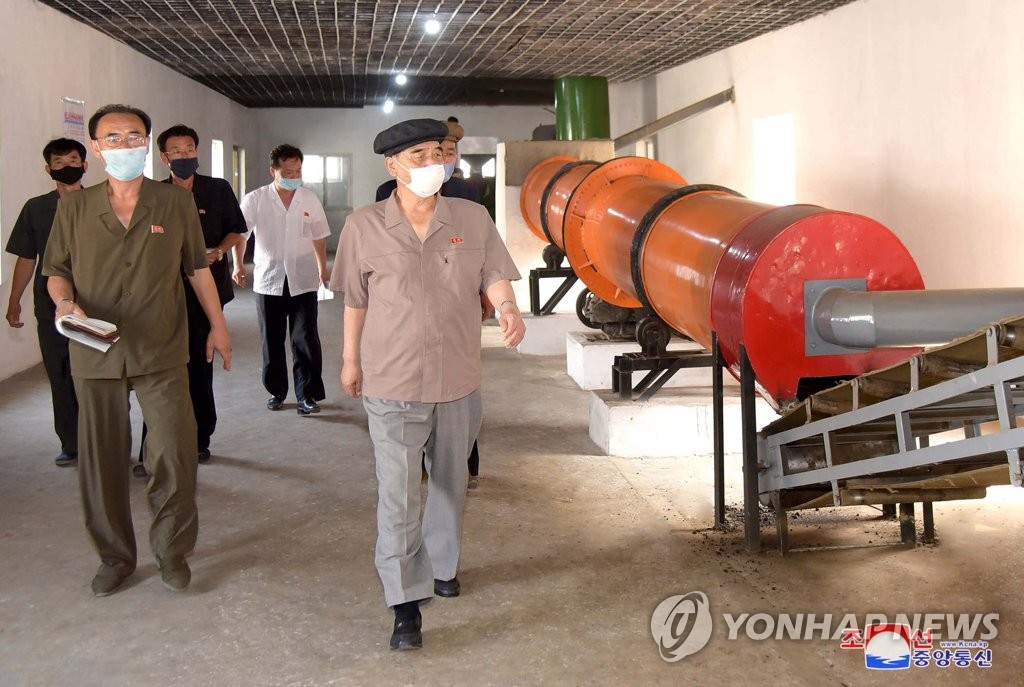 N.K. official inspects fertilizer factory N.K. official inspects fertilizer factory