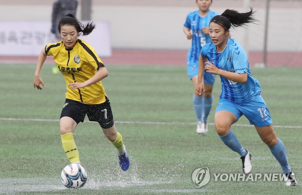 Women's football league game under way in Seoul Women's football league game under way in Seoul