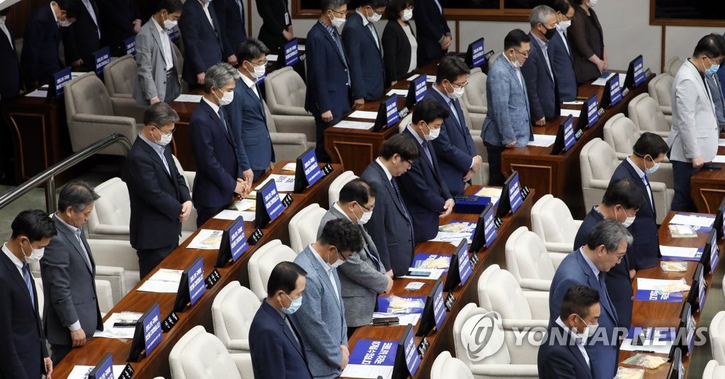 묵념하는 서울시의회