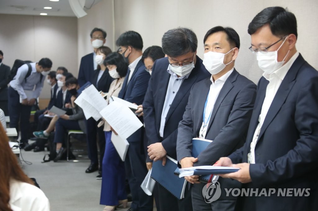 거리두기 지키지 않는 정부서울청사 브리핑실