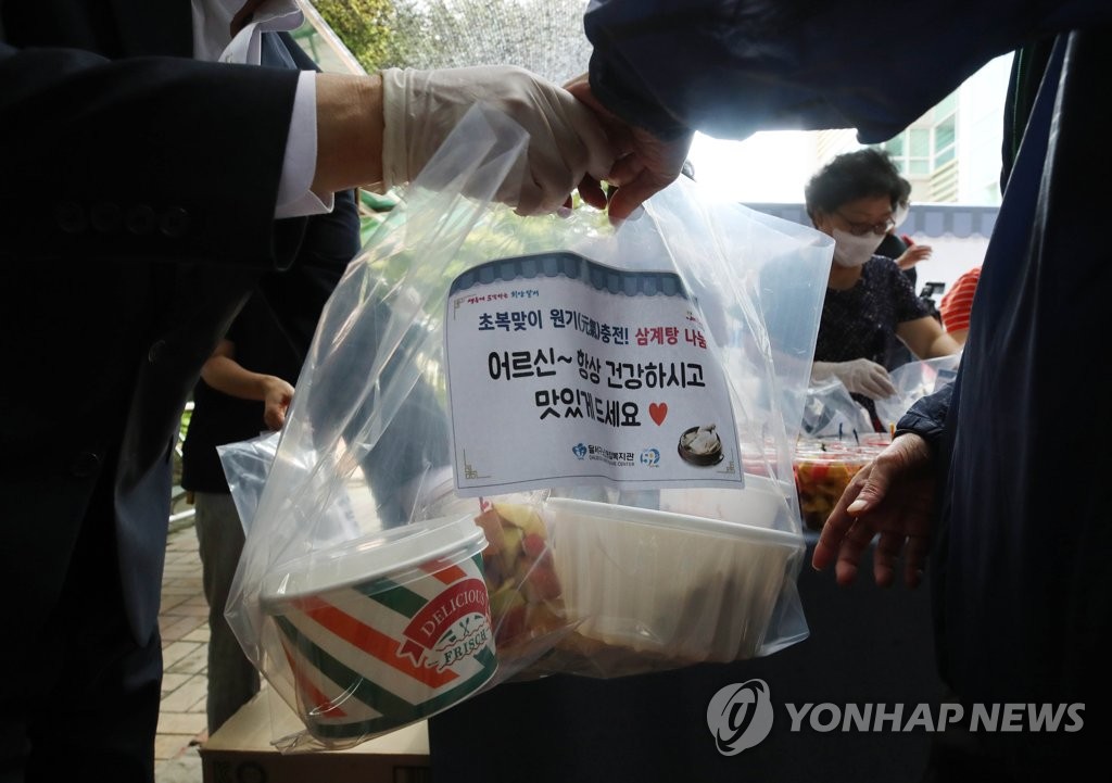 보양 도시락 전달하는 이태훈 대구 달서구청장