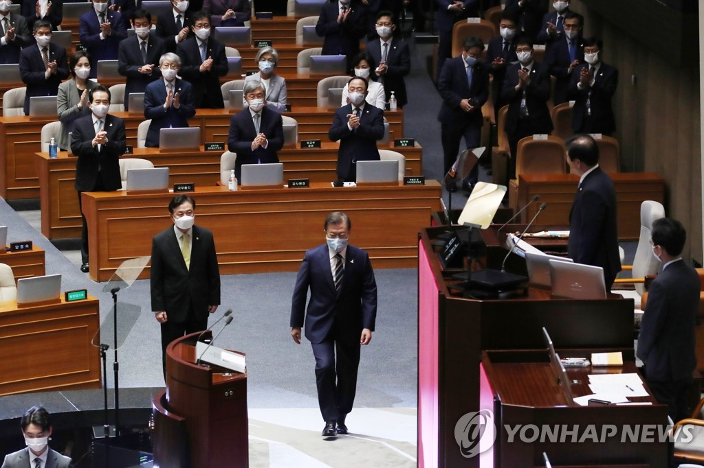개원연설 나서는 문 대통령