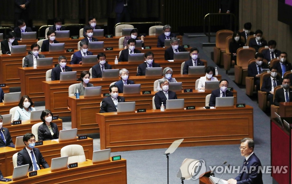 문 대통령 연설 듣는 정세균 총리와 장관들