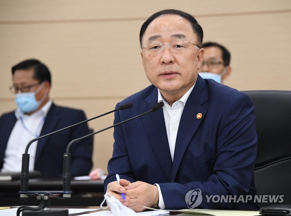 발언하는 홍남기 부총리