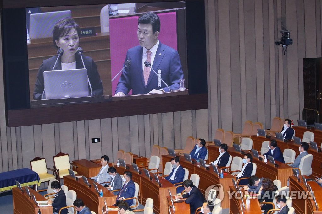 대정부질문 답변하는 김현미 장관