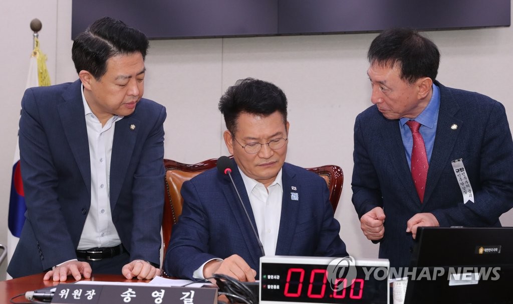 이야기하는 송영길 외교통일위원장과 여야 간사