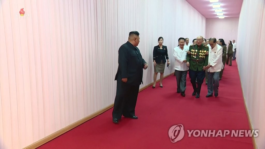 최룡해와 박봉주의 부축을 받고 나오는 양형섭
