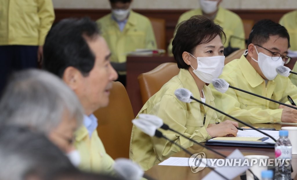 정세균 총리 발언 경청하는 김현미 장관