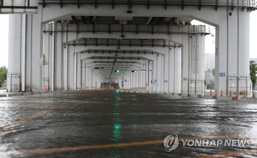 서울 잠수교 차량통행 전면통제…당분간 지속 예상