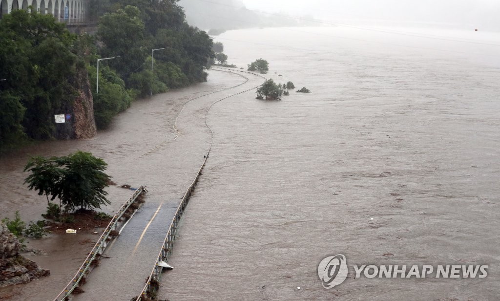 침수된 북한강 자전거도로