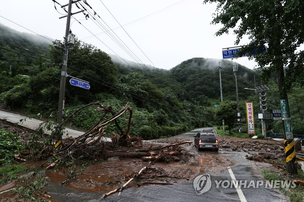 토사로 뒤덮인 도로