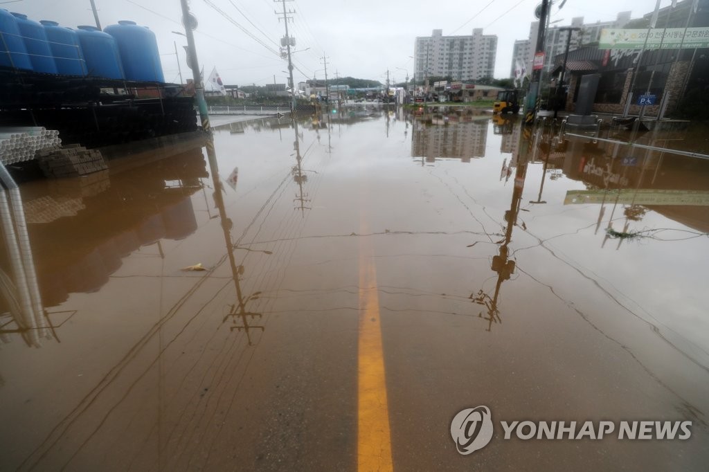 물에 잠겨 통행 어려운 도로