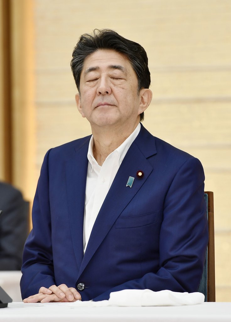 눈 감은 일본 아베 총리