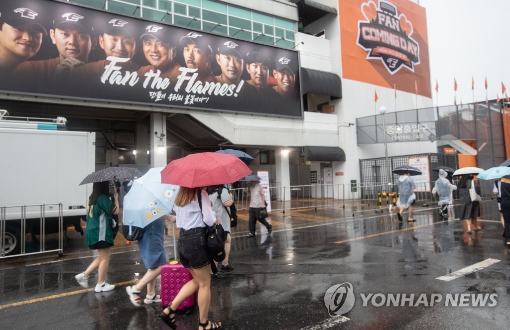 Fans leave canceled game Fans leave canceled game
