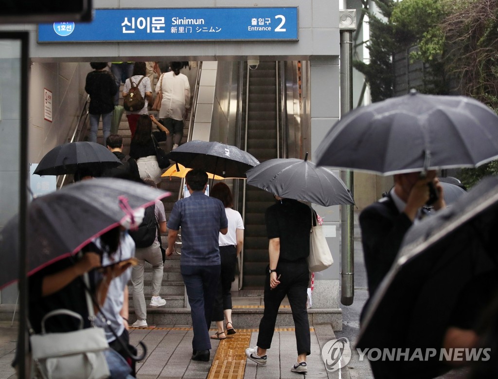 비도 오는데...