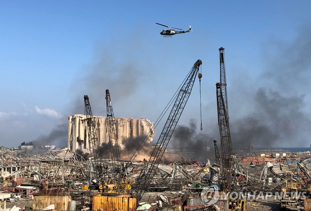 '베이루트 대폭발' 현장 위 나는 레바논군 헬기