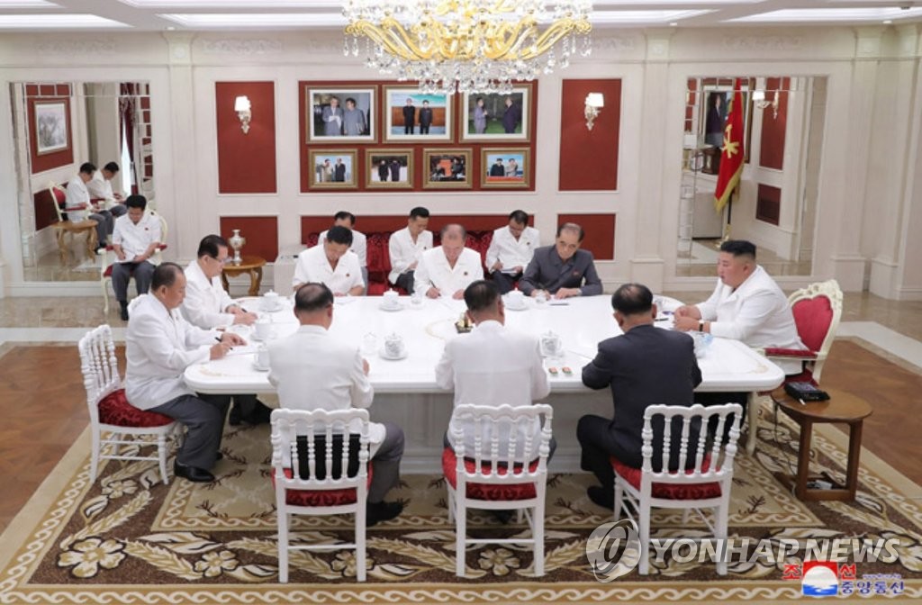 김정은, 정무국회의 첫 공개…'코로나 봉쇄' 개성에 식량·생활비 지원