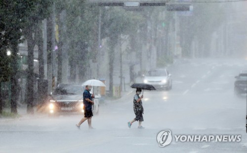 양동이를 쏟은 듯한 폭우를 뚫고