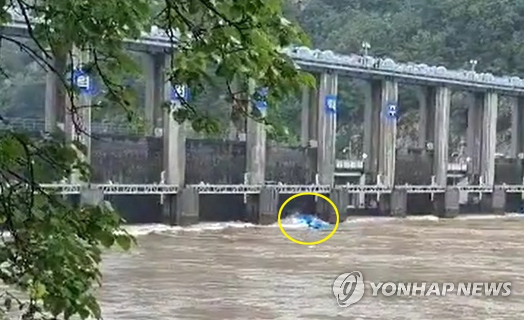의암댐으로 떠밀려가는 선박