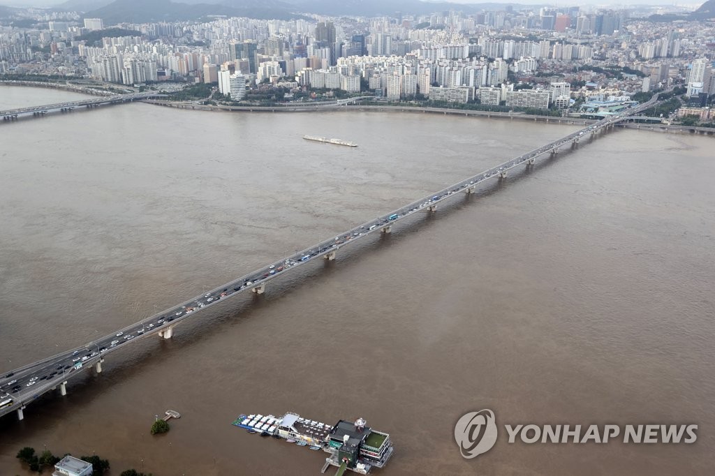 강변북로 통제로 꽉 막힌 원효대교