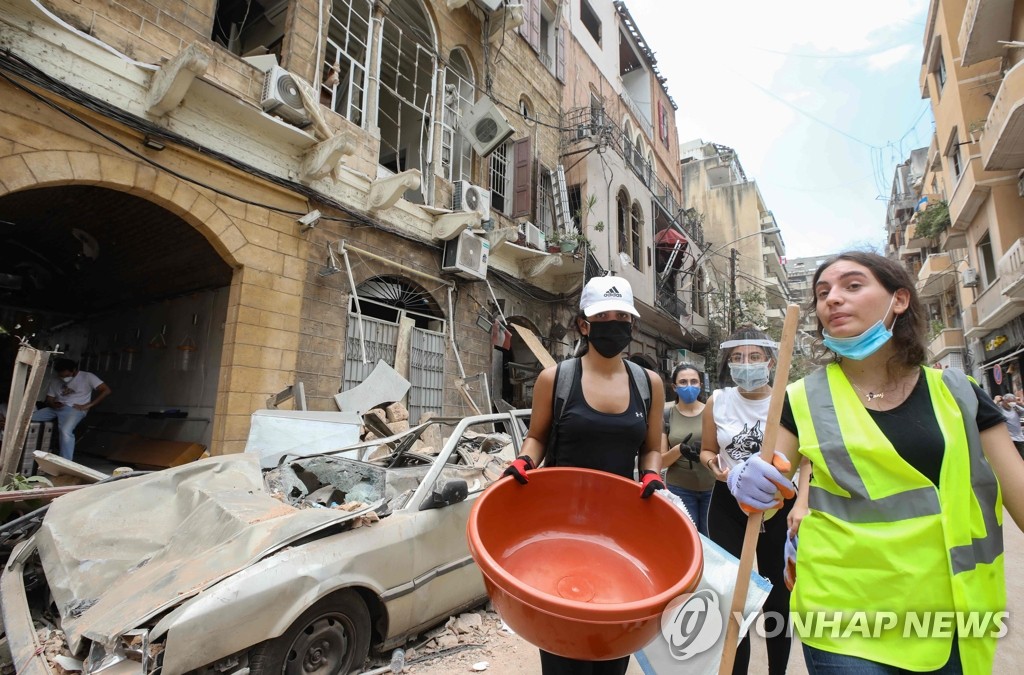 '대폭발 참사' 베이루트에서 복구작업 벌이는 자원봉사자들