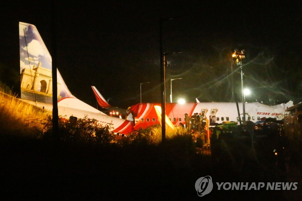 폭우 속에 공항 착륙하다 두 동강이 난 인도 여객기