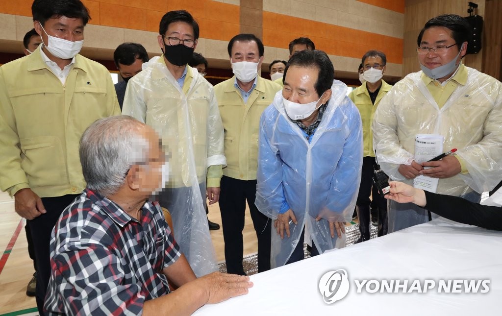 수재민과 대화하는 정세균 총리