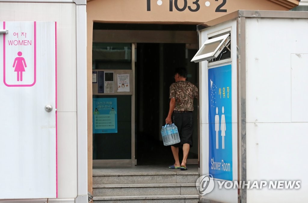 수해로 보급된 생수와 임시 화장실