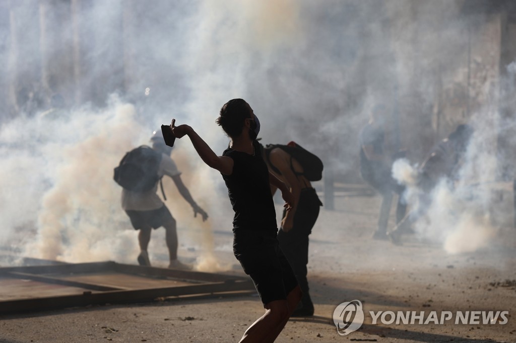 최루가스에 휩싸인 레바논 반정부 시위대