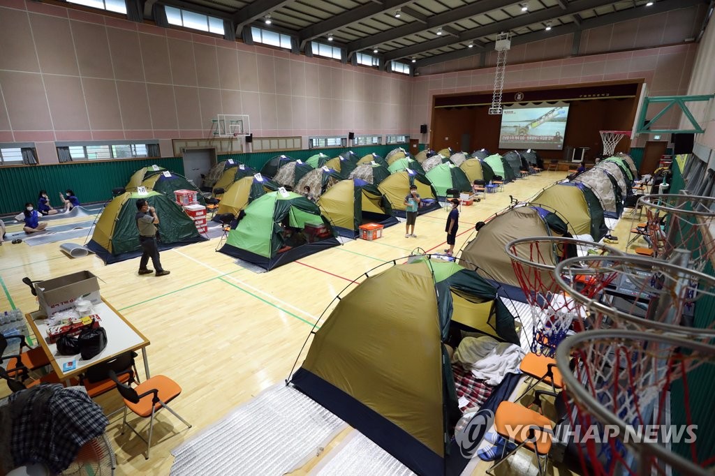 텐트 줄지어 선 이재민 대피소