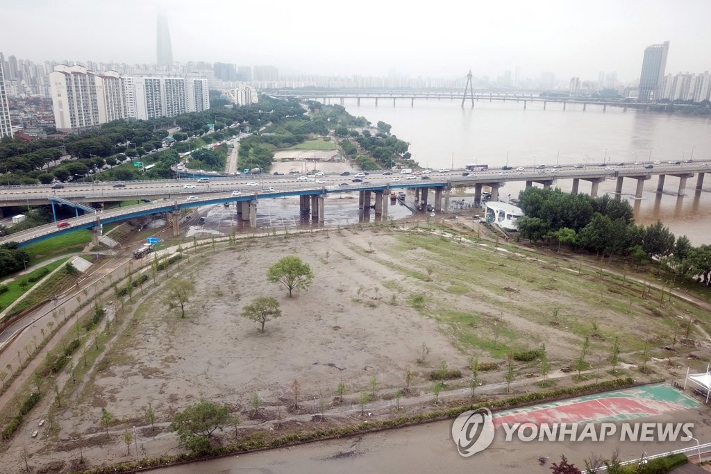 뻘밭으로 변한 한강공원