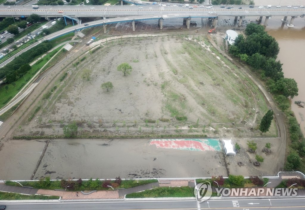 뻘밭으로 변한 한강공원