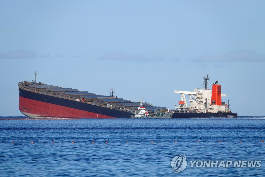 모리셔스 해안에 좌초한 일본 화물선 와카시오호 전경