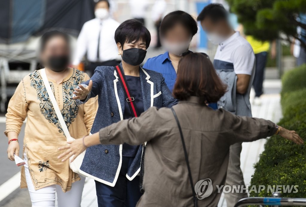 지지자들과 포옹하는 손혜원 전 의원