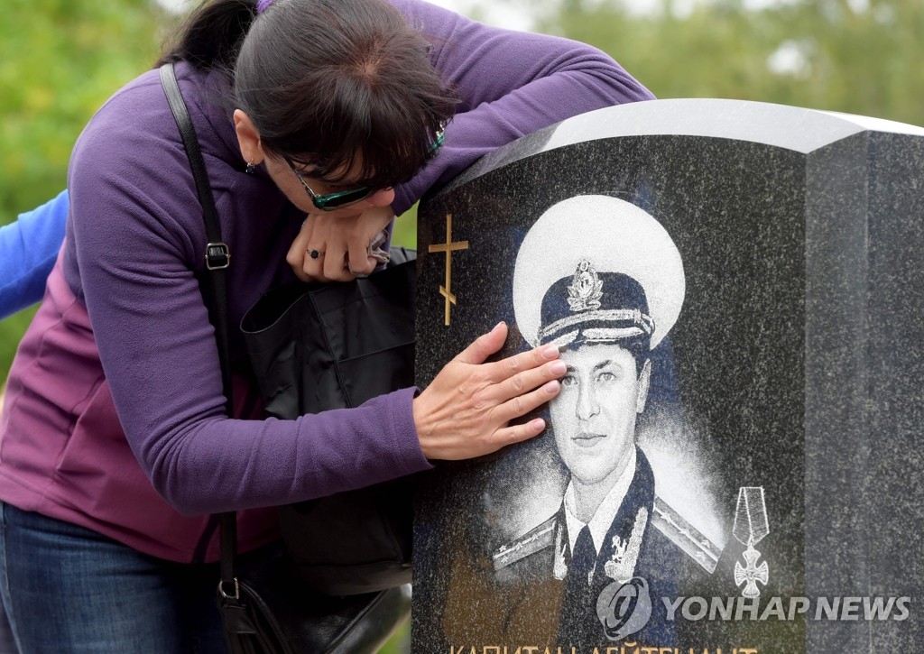 묘비 어루만지는 러시아 핵잠함 침몰사고 희생자 유족들