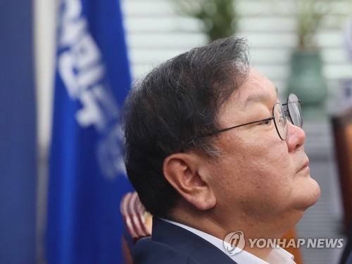 굳은 표정의 김태년 원내대표