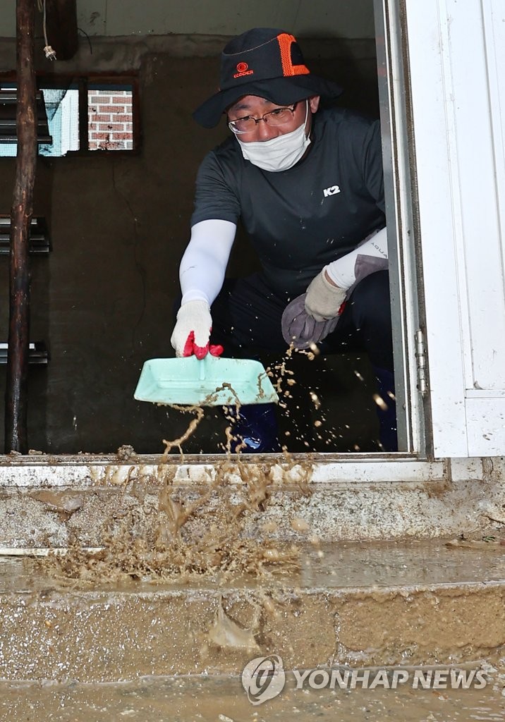 Lawmaker helps restore flood-hit area Lawmaker helps restore flood-hit area