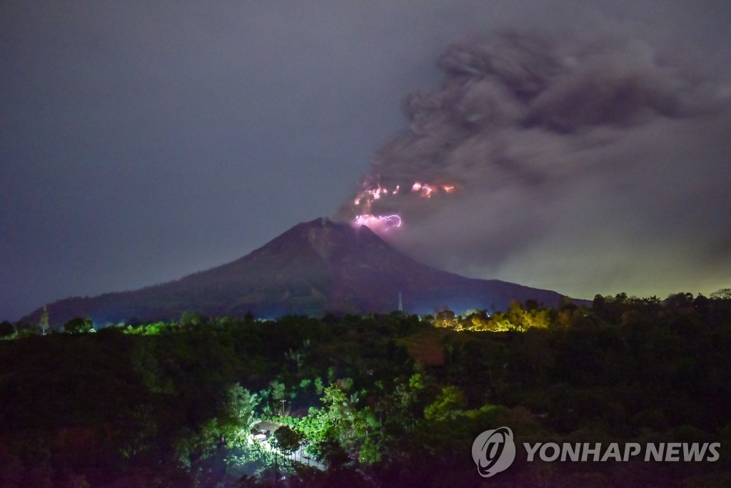 화산재 내뿜는 인도네시아 시나붕 화산