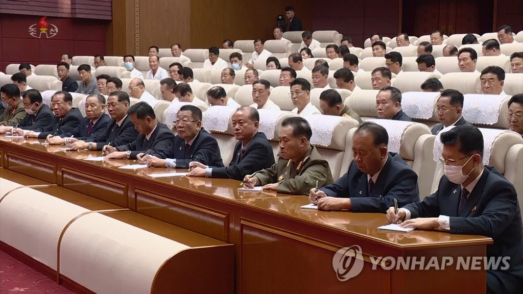 정치국회의 참석한 북한 간부들