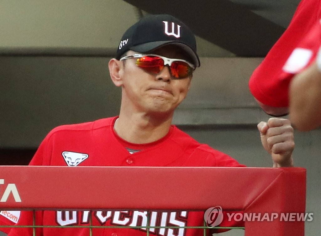 This file photo from Aug. 14, 2020, shows SK Wyverns' interim manager Park Kyung-oan during the top of the second inning of a Korea Baeball Organization regular season game against the Kia Tigers at Gwangju-Kia Champions Field in Gwangju, 330 kilometers south of Seoul. (Yonhap)