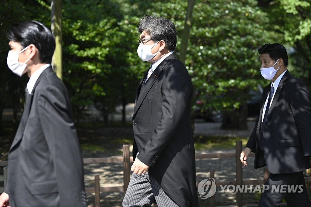 야스쿠니신사 참배하는 하기우다 문부과학상