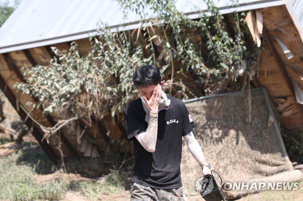 '덥다 더워' 폭염경보에 수해 복구 장병들