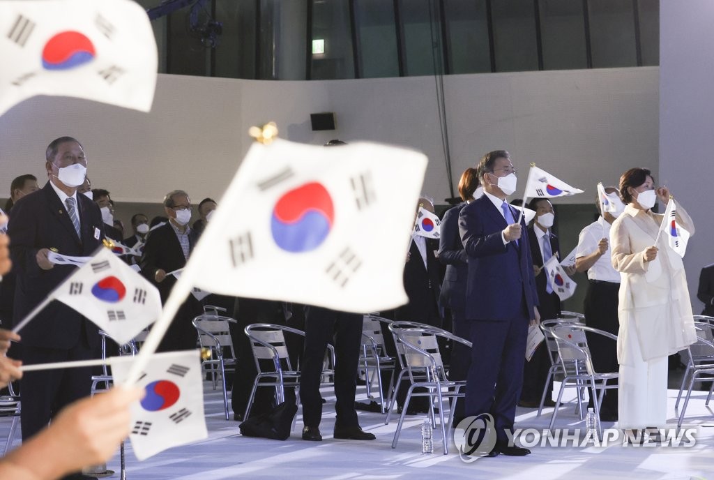 태극기 흔드는 문재인 대통령