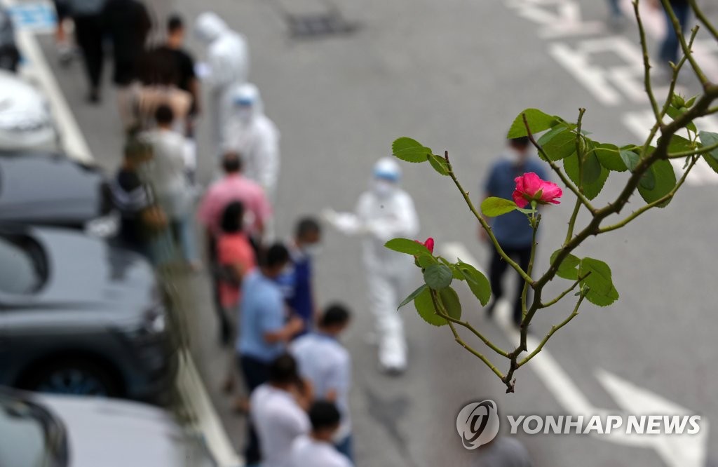 오전부터 분주한 선별진료소