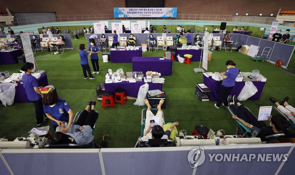 Shincheonji churchgoers donate blood Shincheonji churchgoers donate blood