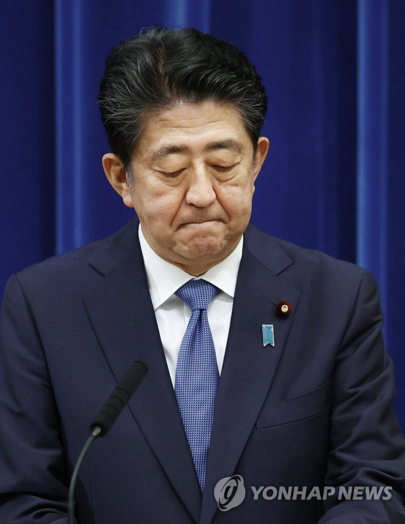굳은 표정 짓는 아베 일본 총리