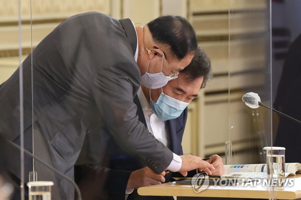 홍남기 부총리와 대화하는 이낙연 대표