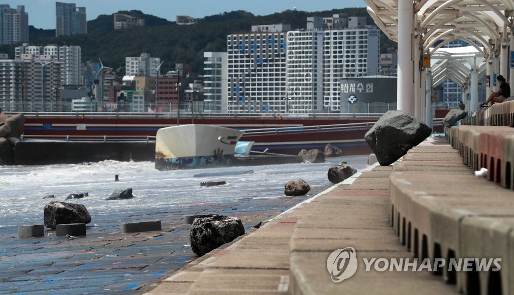 바위가 밀려온 민락수변공원