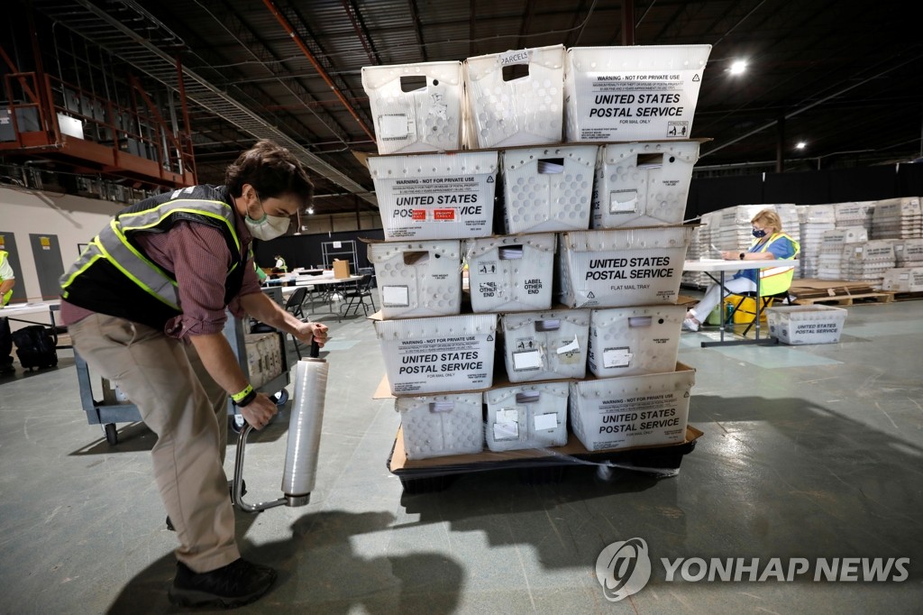 미국 대선 투표용지 발송 준비하는 선관위 직원