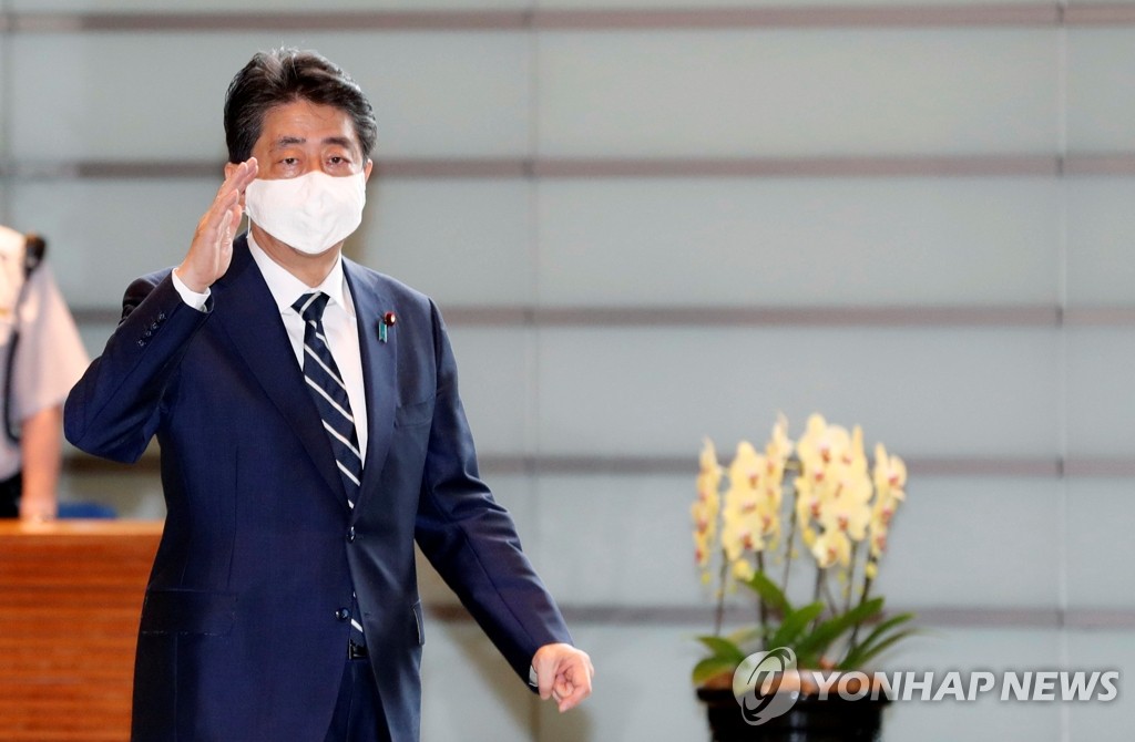 총리관저로 출근하는 아베 총리